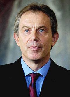 Arrojan huevos y zapatos contra Tony Blair en Dublín