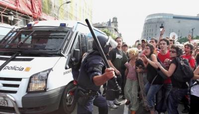 Manifestaciones furiosos tras el vergonzoso desalojo de 'indignados' en Barcelona