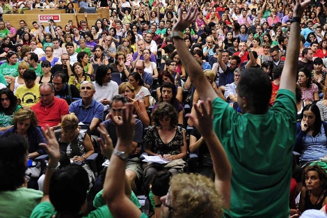 Miles de profesores van a la huelga por los recortes